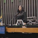 A CAMARA cristiane bernardes